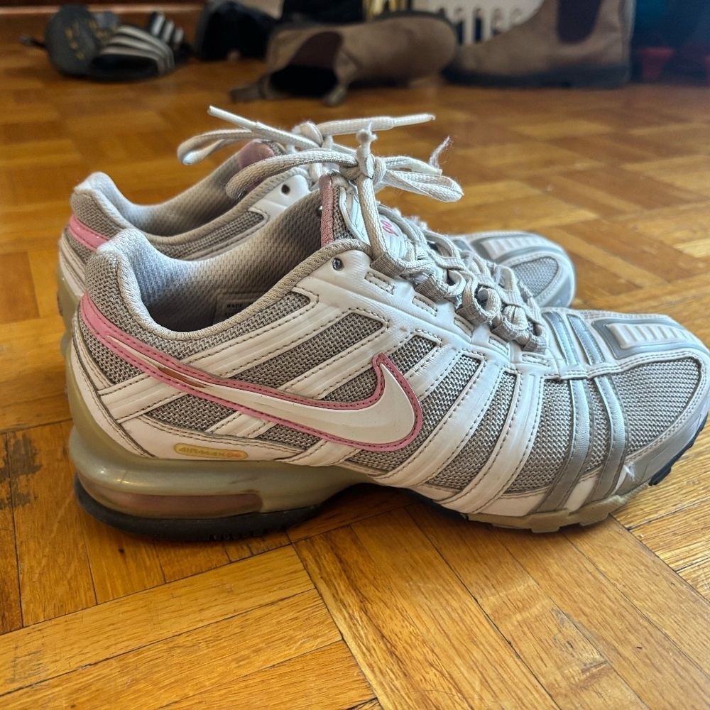 Y2k 90s running shoes. UNREAL looking for best offer nikes air max 90